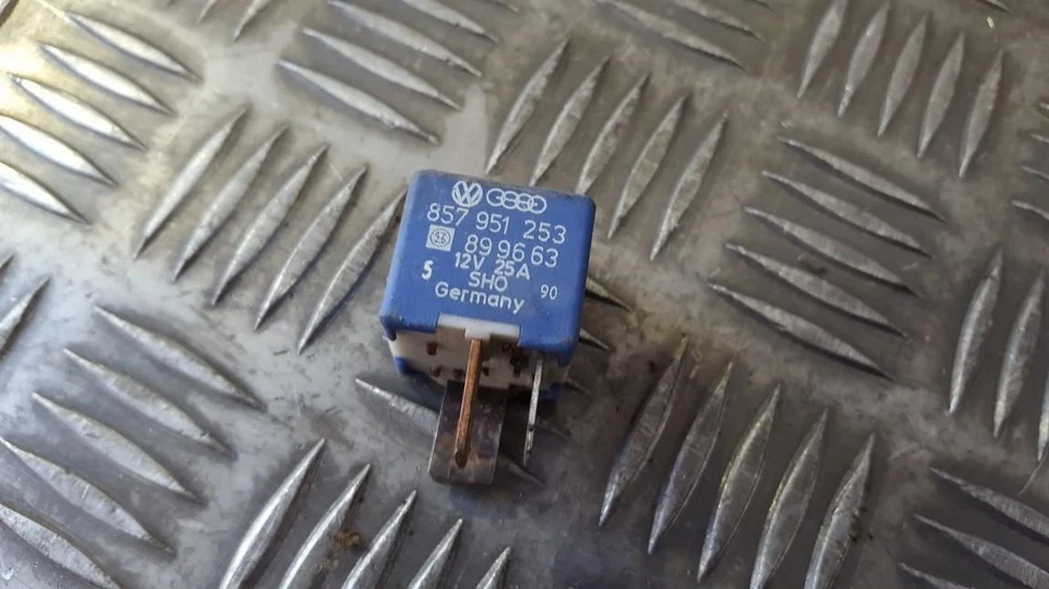 Volkswagen Golf 1994 Relay module 857951253, 899663 67 #397627-50 - Изображение 1 из 1