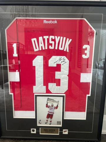 FRAMED / AUTOGRAPHED Reebok Detroit Redwings Pavel Datsyuk Jersey Medium Cover