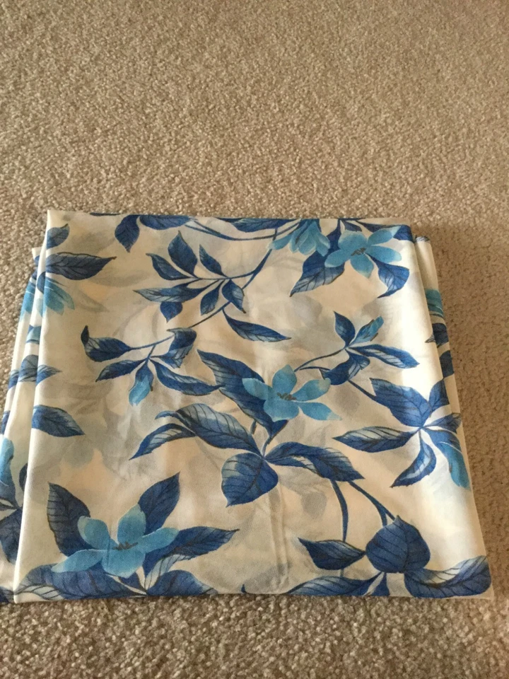 Tela Ropa Mujer Fondo Crema Sólido Azul Dorado Hojas 61" Ancho 58" Largo Foto 1 de 4