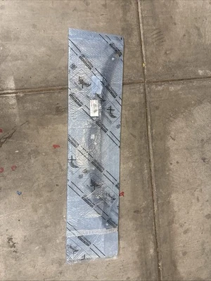 Оригинальный спойлер крышки багажника Toyota Camry 2025 76085-AQ010 - Изображение 1 из 2