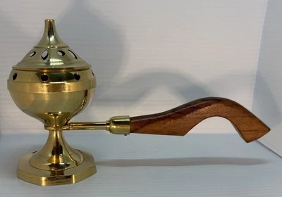 Quemador de incienso de latón con base de pedestal y mango de madera, hecho en India Foto 1 de 4