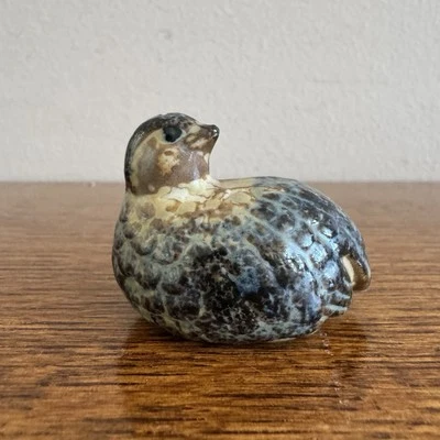 Estatuilla de cerámica de codorniz vintage de mediados de siglo marrón negro moteado pequeña Foto 1 de 4