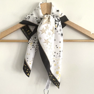 BCBGeneration Starburst 24" Bufanda Cuadrada Negra Dorada Beige Estrellas Vacaciones Nueva Foto 1 de 4