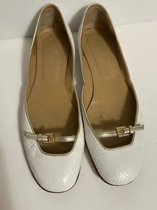 Valentino Garavani White Snakeskin Textured Flats Women’s Sz 7.5 Bow Rhinestone - Bild 1 von 10