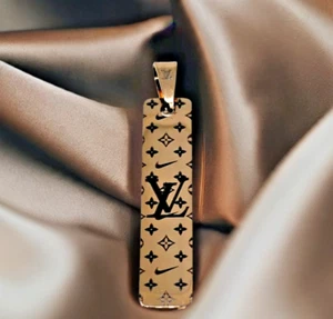 Colgante Louis Vuitton x Nike | Colab raro | Dorado y negro | Envío GRATIS - Imagen 1 de 12