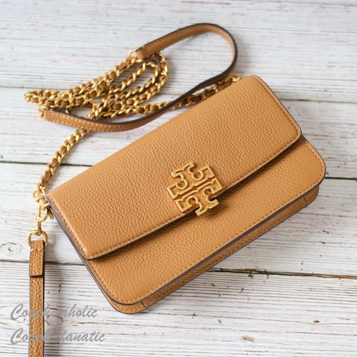 Portafoglio a tracolla nuova con etichette Tory Burch Britten in pelle di ciottoli in tiramisù