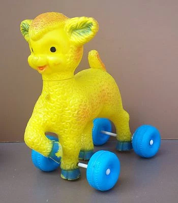 Ancien jouet à tirer MOUTON sur roulettes vintage jeu plastique jaune old toy  - Photo 1/4