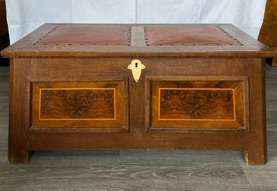 Antike Holztruhe ca. 1930 mit Lederpolster – Vintage Möbel - Bild 1 von 4