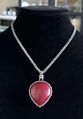 Collar con colgante de corazón tono plata con dije de la suerte  Foto 1 de 4