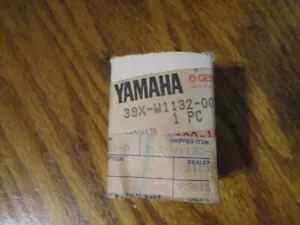 Nuevo de Lote Original Yamaha Soporte 1 Válvula de Escape 39X-W1132-00 1984 85 YZ 250 - Imagen 1 de 4