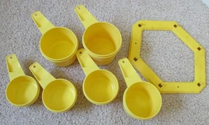 Vintage Yellow/Gold Tupperware Set of 6 Measuring Cups with Wall Hanger Rack - Picture 1 of 6