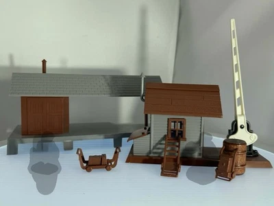 New Bachmann 45977 PLASTICVILLE Train Platform & Crossing Shanty B - Image 1 of 3