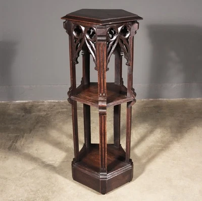 Mesa auxiliar/soporte gótico francés antiguo de 43" de alto de madera de roble altamente tallada Foto 1 de 4