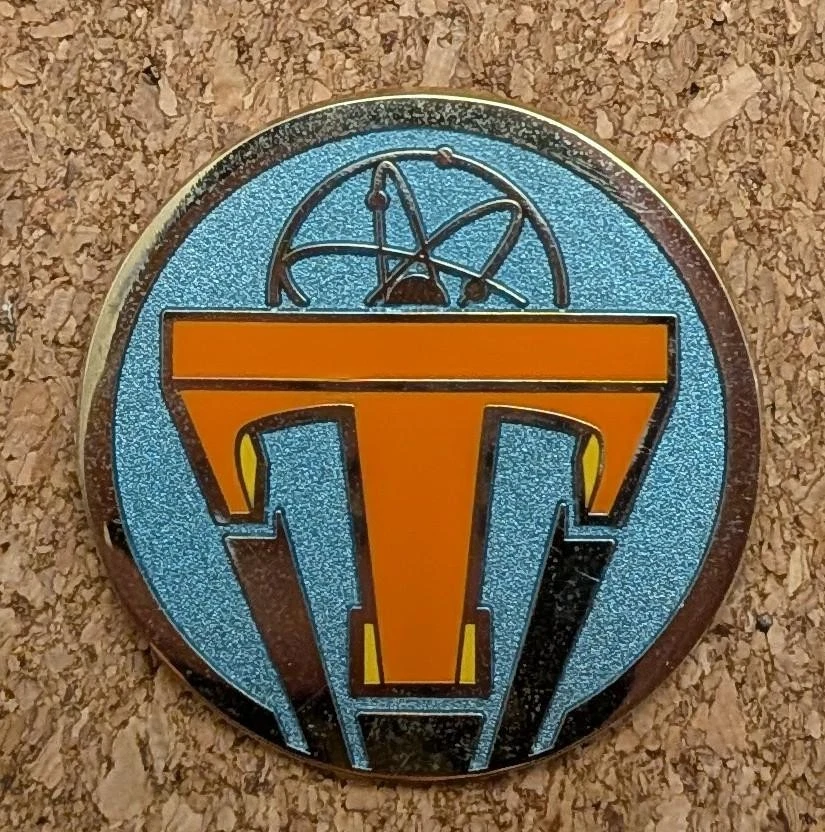 Prendedor Disney Tomorrowland logotipo emblema película 2015 Foto 1 de 3