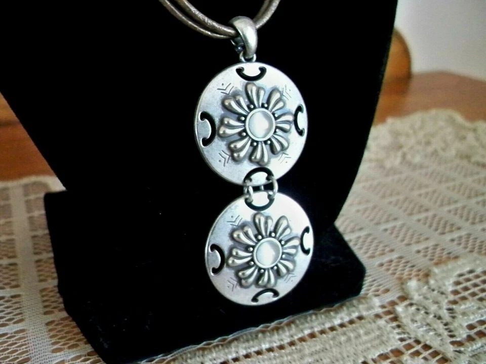 Collar medallón doble estilo suroeste con cordón marrón dorado de dos hilos Foto 1 de 4