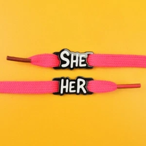 LEI / LEI 2 x ETICHETTE LACCI: pronome due paia di lucchetti per scarpe spilla LGBT regalo - Foto 1 di 3