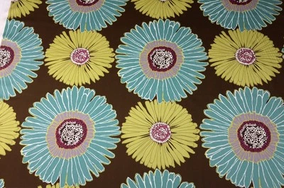 TELA DE SATÉN MULTIUSO FLORAL GRANDE MARRÓN CHOCOLATE DURALEE AURORA POR YARDA Foto 1 de 4