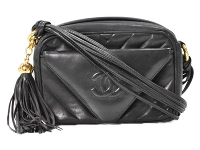 ●Bolsa de ombro Chanel franja costurada em V couro preto tiracolo pequena dourada metal - Imagem 1 de 4