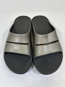 Sandalias OOFOS plateadas sin cordones de recuperación talla para mujer’s 11 para hombre’s 9 usadas en excelente estado - Imagen 1 de 4