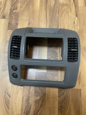 2005 - 2012 年日产 Xterra Center Dash 收音机装饰边框带通风口灰色原始设备制造商 — 第 1/4 张图片