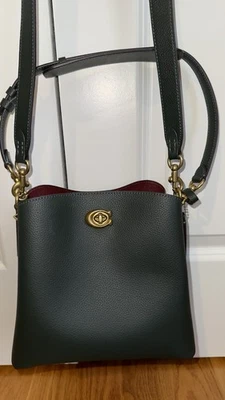 Bolso Cubo Pequeño Coach Willow en Cuero Colorblock Verde Oscuro Foto 1 de 4