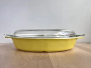 PYREX Yellow 1 1/2 Quart Divided Oval Casserole Dish Vintage With Lid 13" - Picture 1 of 8