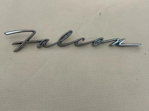 Vintage Ford Falcon Script Fender Emblem – 1960–1963 – Original OEM - Foto 1 di 2