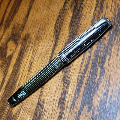 ВИНТАЖНАЯ ПЕРЬЕВАЯ РУЧКА PARKER VACUMATIC СЕРЕБРИСТАЯ ЗЕЛЕНАЯ ЖЕМЧУЖНАЯ В ПОЛОСКУ ДОВОЛЬНО КРАСИВАЯ! - Изображение 1 из 4