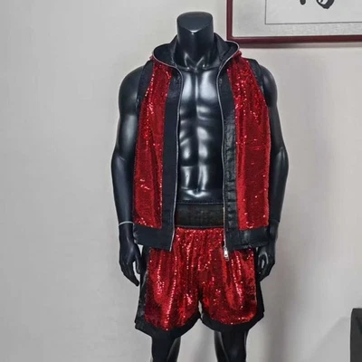 Conjunto de chaleco y pantalones cortos con capucha sin mangas de lentejuelas rojas para hombre conjunto de rendimiento escénico Foto 1 de 4