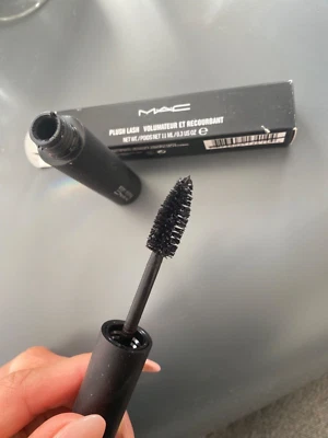 MAC Mascara PLUSH LASH VOLUMATEUR ET RECOURBANT PLUSHBLACK Luxus NEU - Bild 1 von 3