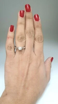 Anillo de compromiso solitario de oro blanco de 18 quilates con circonitas cúbicas para damas  Foto 1 de 4