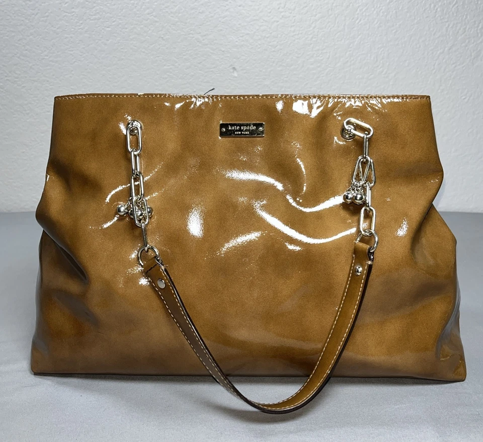 Bolso de hombro Kate Spade New York charol dorado cadena mango marrón $399 Foto 1 de 4