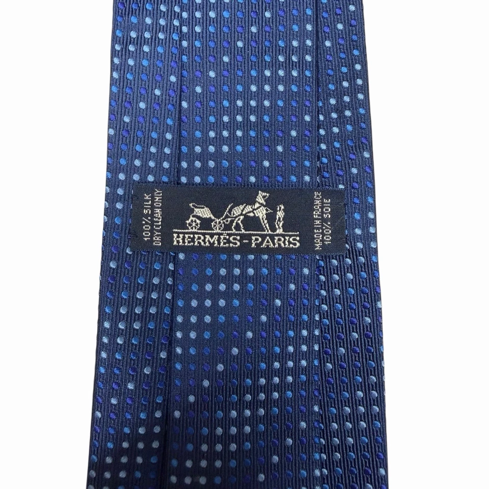 Corbata reciente a lunares Hermes para hombre azul marino sarga seda 3 5/8" (W) x 59" (L) usada en excelente estado Foto 1 de 4