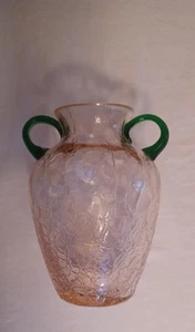 Jarrón de vidrio craquelado con color rosado y asas aplicadas verde 5,5"x8". - Imagen 1 de 6
