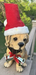 Weihnachten Labrador Welpe Figur trägt Nikolausmütze Lesen - Bild 1 von 9