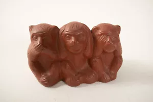3 Scimmie (B3R-M1) Non Sentire il Male See No Evil Speak No Evil (JSF6) Ceramica Rossa 4" - Foto 1 di 7