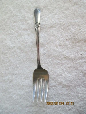 老式 Wm Rogers IS 服务叉 8-7/8 二手 — 第 1/4 张图片