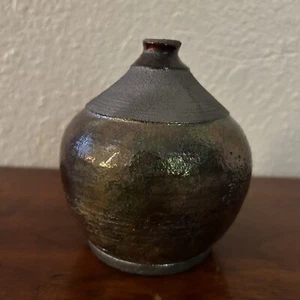 Jarrón Studio Pottery Small Bud Raku esmalte metálico firmado 2015 - Imagen 1 de 7
