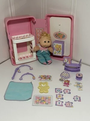 Mattel 1995 Cabbage Patch Niños Viaje Guardería Muñeca Love And Go Estuche Foto 1 de 3