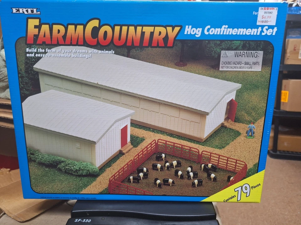 New in Box, never opened ERTL 4767 Farm Country Hog Confinement Set VERY RARE - Image 1 of 4