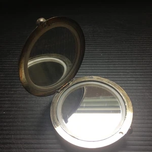 Vintage 1960er verzierte Silberplatte kompakte Spiegelbox monogrammiert 2,75" T x 0,5" H - Bild 1 von 6