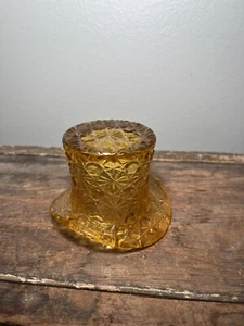 Statuina cappello superiore vintage Fenton American Art vetro giallo margherita bottone 3 1/2" - Foto 1 di 6