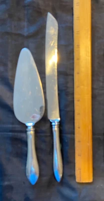 JUEGO DE 2 TARTAS DE BODA ANTIGUAS PUNTIAGUDAS DE PLATA ESTERLINA CAÑA Y CARTÓN. Foto 1 de 2