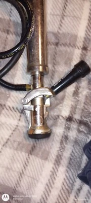 Grifo de barril de cerveza con mango de bomba  Foto 1 de 4