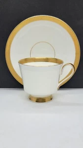 Vintage Mikasa Pembroke Tea Cup And Saucer Bone China White Gold Verge Trim 106 - Bild 1 von 9
