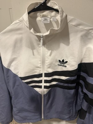 Jaqueta bombardeiro Adidas retrô anos 90 roxa e branca com listras pretas. - Imagem 1 de 4