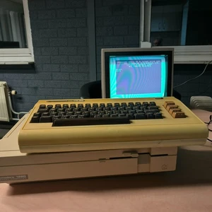 Commodore 128D (some issues from the floppydrive) and without original keyboard - Zdjęcie 1 z 16