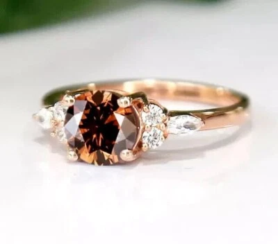 Anillo para mujer de diamantes de chocolate de corte redondo de 2 quilates enchapado en oro rosa de 14 quilates Foto 1 de 4