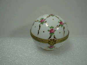 Round Ceramic Trinket Box Decorated With Roses With Hinged Lid. Past Times - Picture 1 of 10