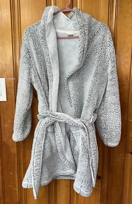 Bata corta de felpa súper suave para mujer Aerie TALLA XS/S gris Foto 1 de 2
